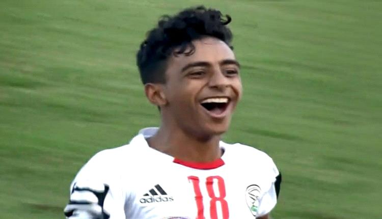 اسمر وعاده زاد كحل عيونه