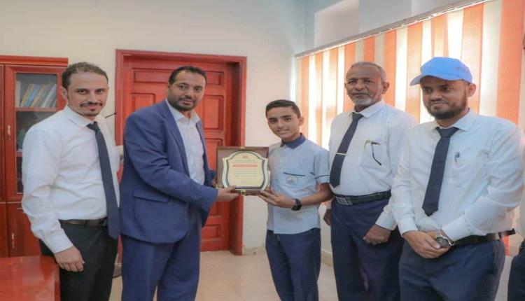 الوزير العكبري يكرم مبدع النبراس محمد بليغ الحافظ لكتاب الله