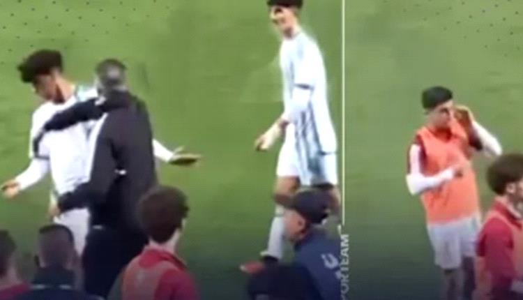 في فيديو صادم.. مدرب منتخب الجزائر يثير ضجة واسعة بصفعه لاعبيه خلال مباراة دولية " شاهد" 