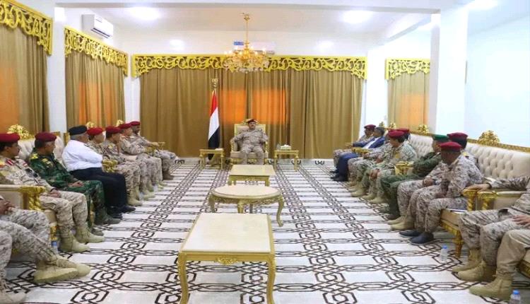 وزير الدفاع يعقد اجتماعاً موسعاً مع قيادة محور الغيضة