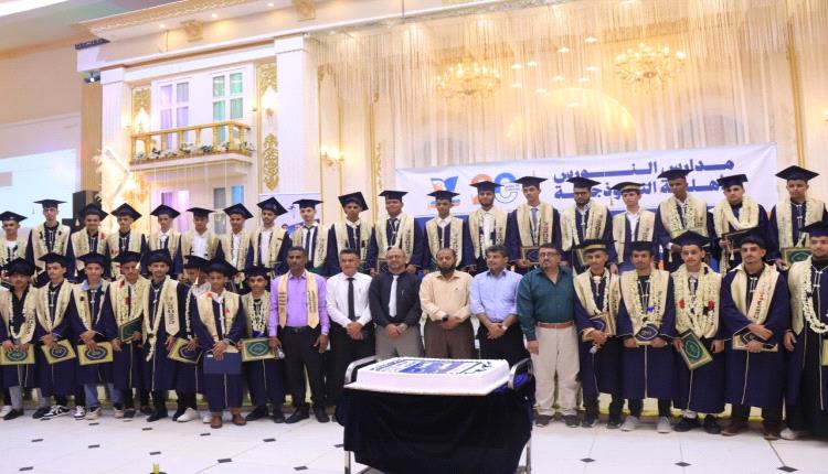 
على خطى الأهداف وقيمة المحطات .. 
مدارس النورس الأهلية " الممدارة بنين"  تكرم المتفوقين  وتحتفي طلاب الثانوية العامة
