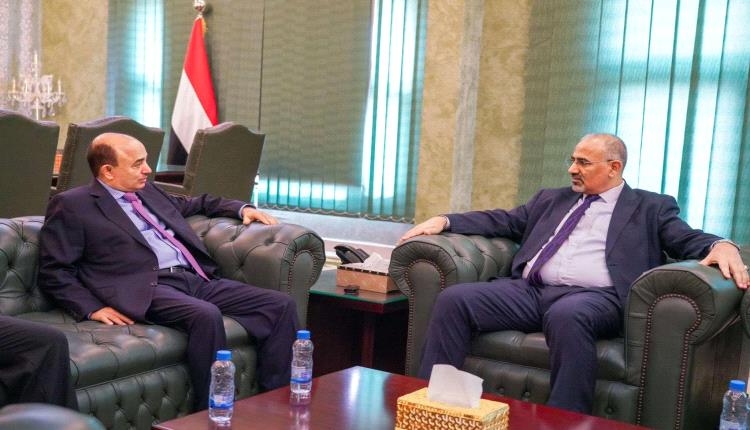 الرئيس الزُبيدي يلتقي رشاد هائل سعيد أنعم