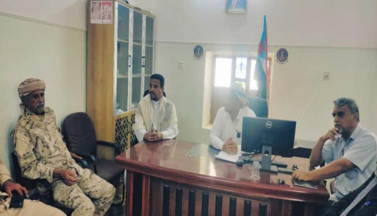 العميد عثمان معوضة يناقش مع قيادة انتقالي حورة و وادي العين سبل ت..