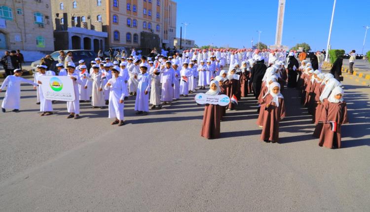 بدعم من دولة الكويت... مؤسسة كويت الخير للتنمية تزف 400 عريس وعروس بساحل حضرموت