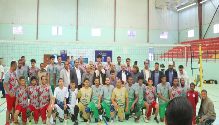 برعاية وحضور المحافظ بن الوزير..
منتخب شبوة يستهل مشواره في افتتاح بطولة الفقيد أحمد الجبيلي للكرة الطائرة بفوز مستحق على منتخب أبين