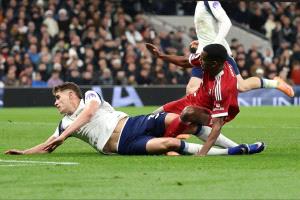 غياب طويل .. ليفربول يتلقى أخبار مزعجة بخصوص مهاجمه إيزاك