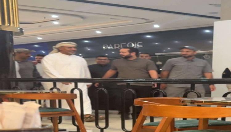 الزبيدي يتجول في مجمع عدن مول ويشيد بما يقدمه للمواطن 