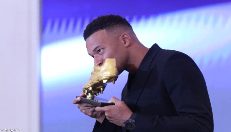 مبابي يتسلم جائزة الحذاء الذهبي