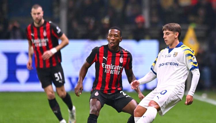 بارما يقدم هدية إلى نابولي بتعطيل ميلان
