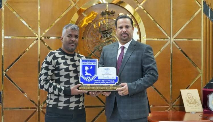 نادي تضامن حضرموت يكرّم رئيس مجلس إدارة المؤسسة الاقتصادية اليمنية تقديرًا لدعمه المتعدد للرياضة والرياضيين