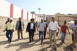محافظ حضرموت الأستاذ مبخوت بن ماضي يوجّه بإزالة العوائق العشوائية خلف مشفى حضرموت وسرعة إنجاز سفلتة الشارع المحاذي لسور منشأة نادي الشعب