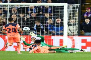 رأسية بالخطأ أنقذته من الخسارة.. برشلونة يتعثر في بلجيكا