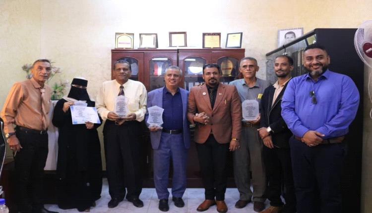 نقابات البنك الأهلي والمركزي والإنشاء والتعمير وكاك بنك تكرم مكتب الشؤون الاجتماعية بعدن بكامل موظفيه .