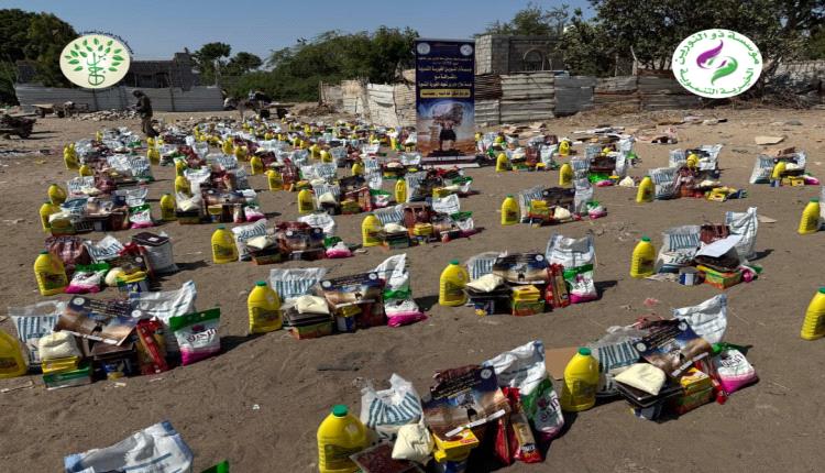 *ذوالنورين وشعيله يوزعان سلالًا غذائية متكاملة على الفئات المستضعفة في كافة مناطق الكود بأبين*
