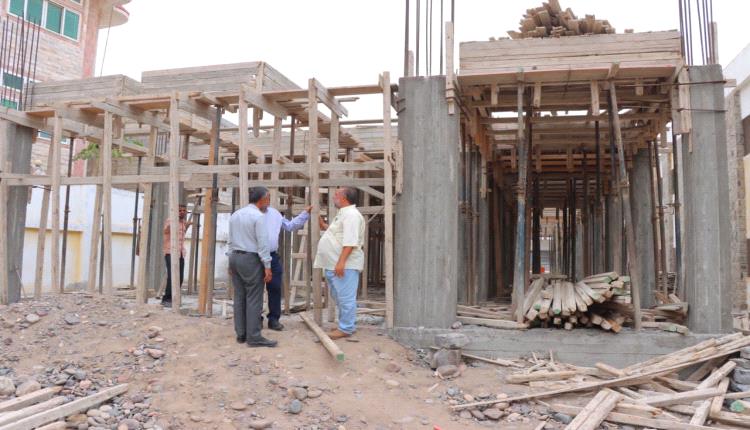 مدير عام خورمكسر يطّلع على تقدم العمل في مشروع فصول جديدة بثانوية عبدالباري للبنات