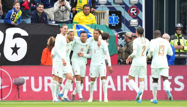 إصابة خطيرة.. نجم فرنسا مهدد بالغياب عن المونديال
