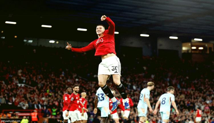 يونايتد يلامس الأبطال بثنائية برنتفورد