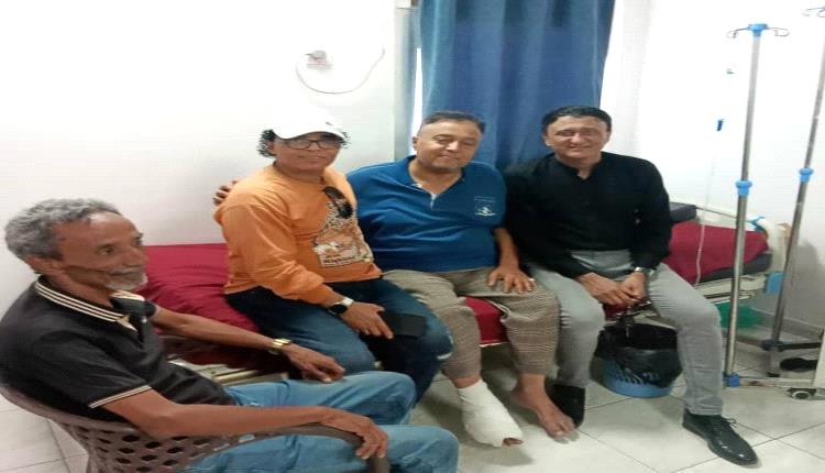 مستشار وزير الشباب " وجدان شاذلي"  يزور مدير محو الأمية بعدن للاطمئنان على صحته