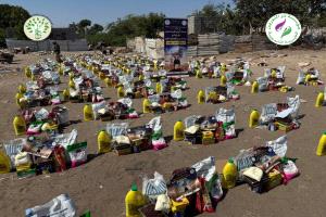 *ذوالنورين وشعيله يوزعان سلالًا غذائية متكاملة على الفئات المستضعفة في كافة مناطق الكود بأبين*
