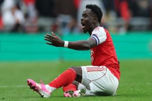 ساكا يعود إلى أرسنال بعد انتهاء شهر "الأزمات"