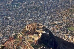 مطالبات بإقالة مدير أمن تعز بعد اتهامات بتسهيل الإرهاب وغياب تنفيذ القانون
