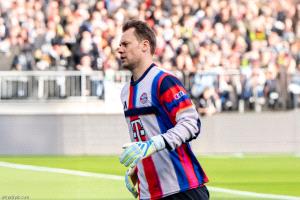 نوير : تركيزي على الثلاثية فقط