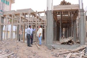 مدير عام خورمكسر يطّلع على تقدم العمل في مشروع فصول جديدة بثانوية عبدالباري للبنات