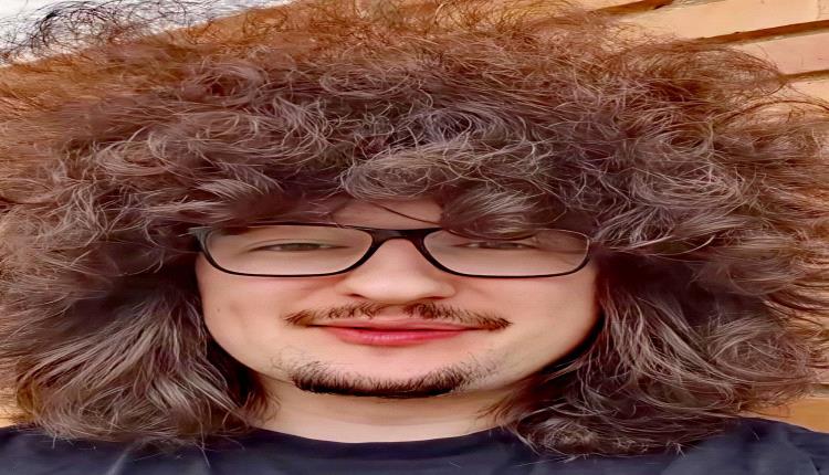 مشجع مانشستر يونايتد الذي لم يلمس «المقص» شعره لمدة 493 يوماً يواصل التحدي ويشترط خمس انتصارات