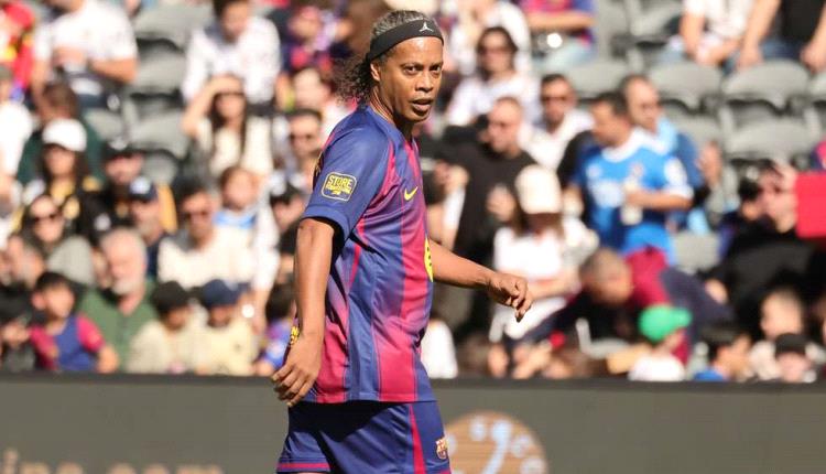 اعتداء رونالدينيو على مارسيلو يخطف الأنظار في كلاسيكو الأساطير