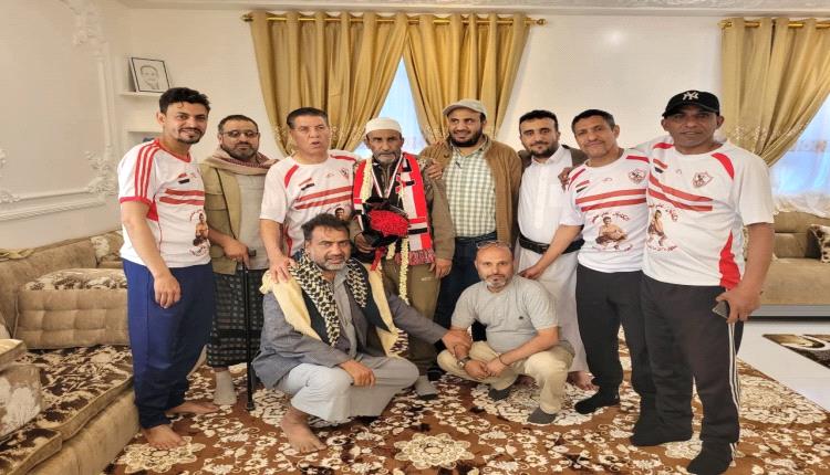 *فريق الأسطورة علي محسن المريسي يزور العصري وينقل تحيات الشيخ يحي..