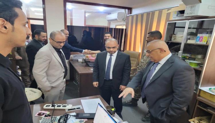 وزير الاتصالات وتقنية المعلومات يطلع على سير العمل بشركة 