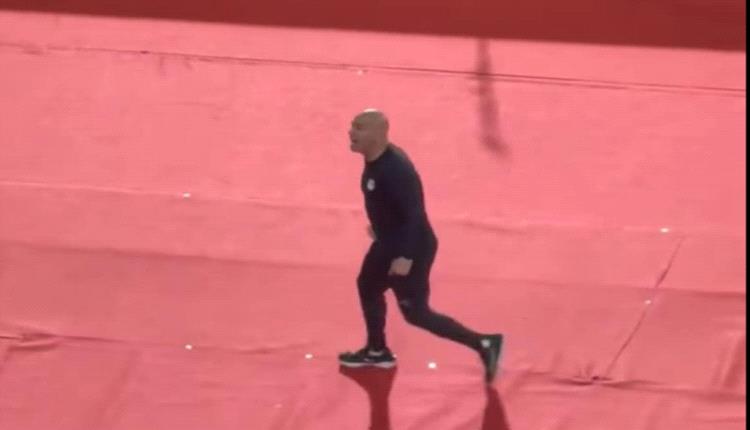 حركة حسام حسن للجمهور المغربي بعد هدف صلاح في شباك بنين تثير ضجة واسعة 