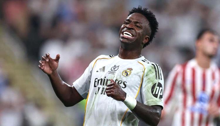 فينسيوس يخرج لسانه لسيميوني بعد مشاجرة السوبر
