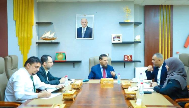 التقى مدير مدير مكتب التربية والتعليم ..محافظ عدن: الحوافز المعتمدة حق مشروع للمعلمين، وسنستمر في صرفها