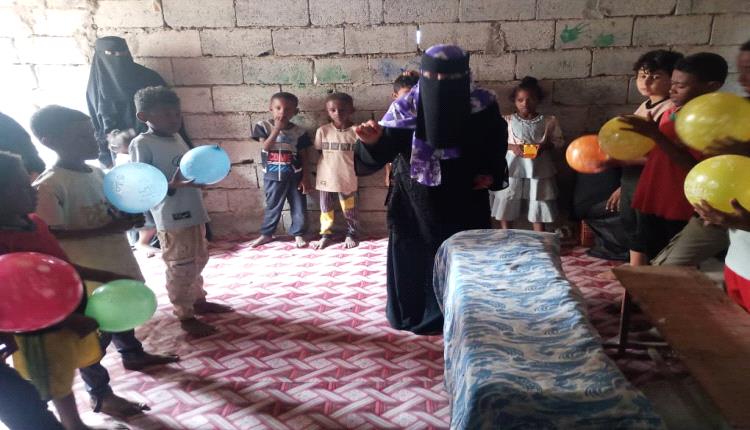 مديرة إدارة المرأة و الطفل بأبين تنفذ أنشطة دعم نفسي للأطفال و النساء في جمعية اللكيدة