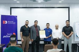 بنك بن دول يكرّم شابًا عدنيًا جسّد نموذج الإخلاص والذكاء في التسويق الميداني