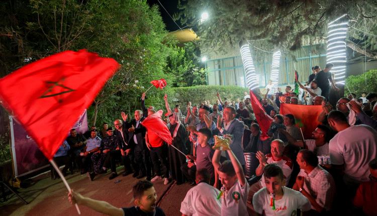 حرق علم المغرب والاعتداء على أطفال يشعل أزمة دبلوماسية قبل مواجهة فرنسا
