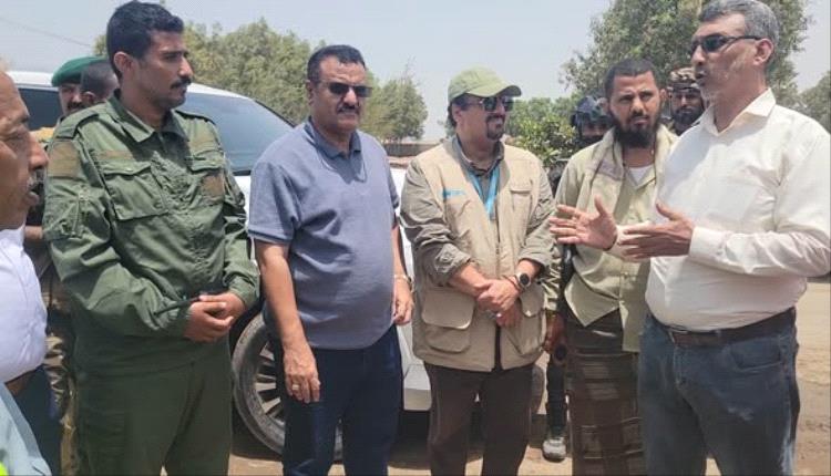 مدير البريقة وممثل من ( اليونبس ) يطلعان على إحتياجات المديرية من المشاريع الخدمية والإنمائية