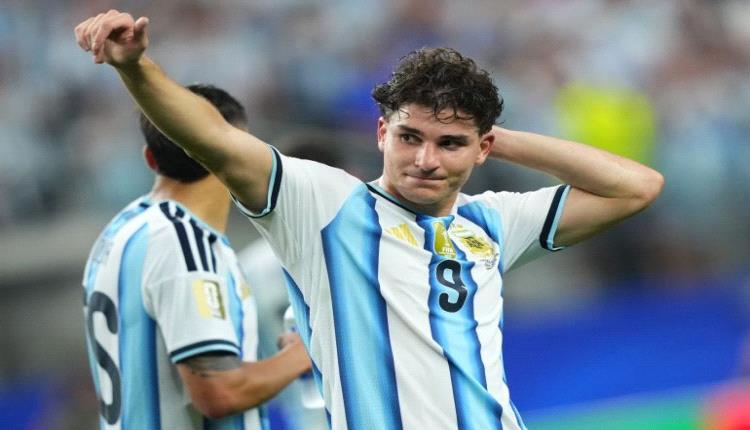 أين سيلعب المهاجم الأرجنتيني.. رئيس أتلتيكو مدريد يحسم مستقبل جوليان ألفاريز