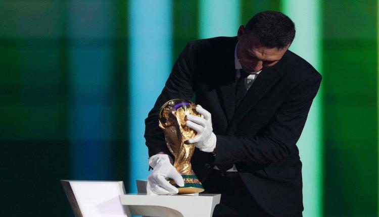 قاعدة الفيفا الأكثر غرابة.. من يحق له لمس كأس العالم دون قفازات؟
