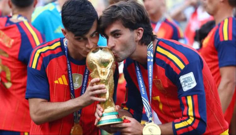 بعد التتويج بكأس العالم..أول أزمة بين برشلونة وفيران توريس