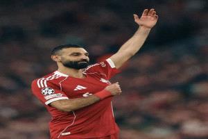هل يلعب في الدوري السعودي .. محمد صلاح يصل إلى الرياض!