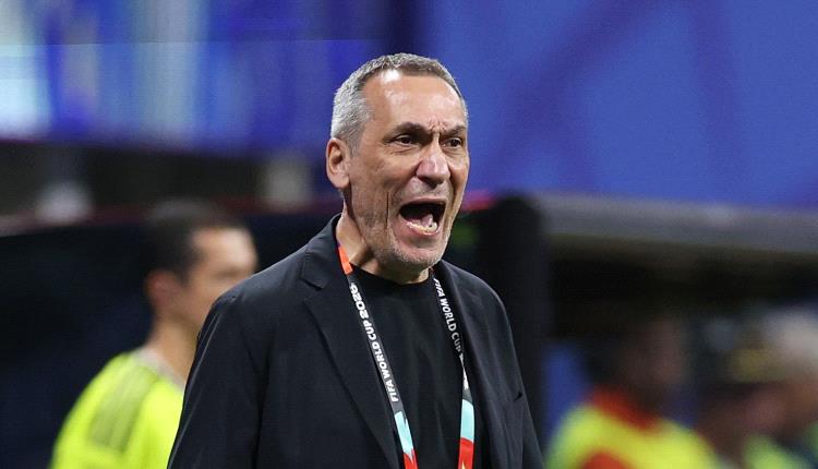 بعد صدمة إسبانيا.. ماذا دار بين دونيس ولاعبي المنتخب السعودي؟
