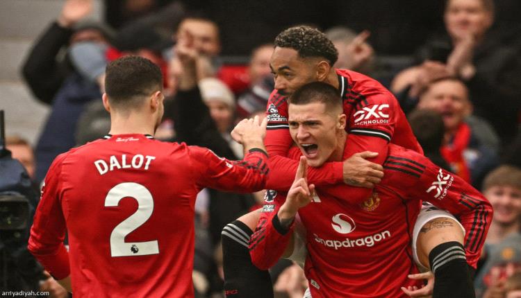 الشياطين يحبطون أستون فيلا بثلاثية