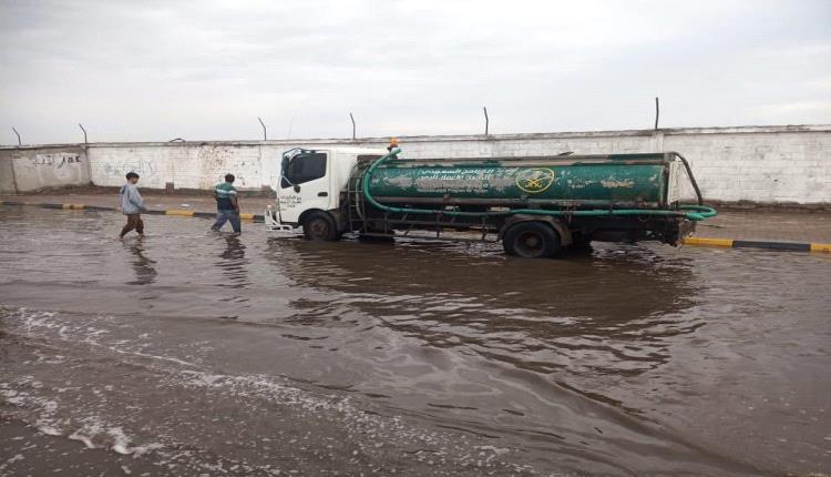 الزهري يتابع أعمال شفط وتصريف مياه الأمطار في أحياء خورمكسر منذ ف..