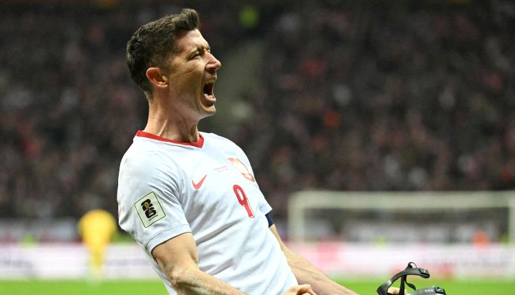 يتصدرها رونالدو.. ليفاندوفسكي يهدد ميسي في قائمة تاريخية
