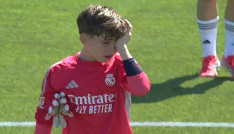 بكاء نجل الأسطورة كاسياس بسبب خطأ أمام برشلونة 