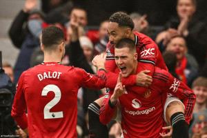 الشياطين يحبطون أستون فيلا بثلاثية