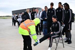 قلق قبل كأس العالم.. أميركا تفتش لاعبي بلجيكا في مدرج المطار