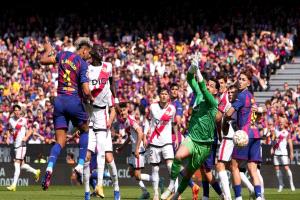 برشلونة يعزز الصدارة بفوز صعب على فاليكانو